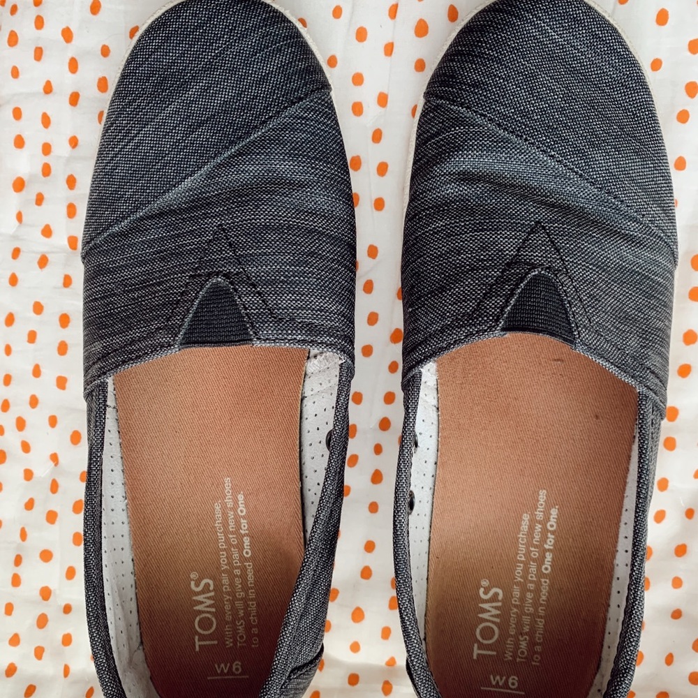 Women’s slip-on TOMS. Color: dark gray